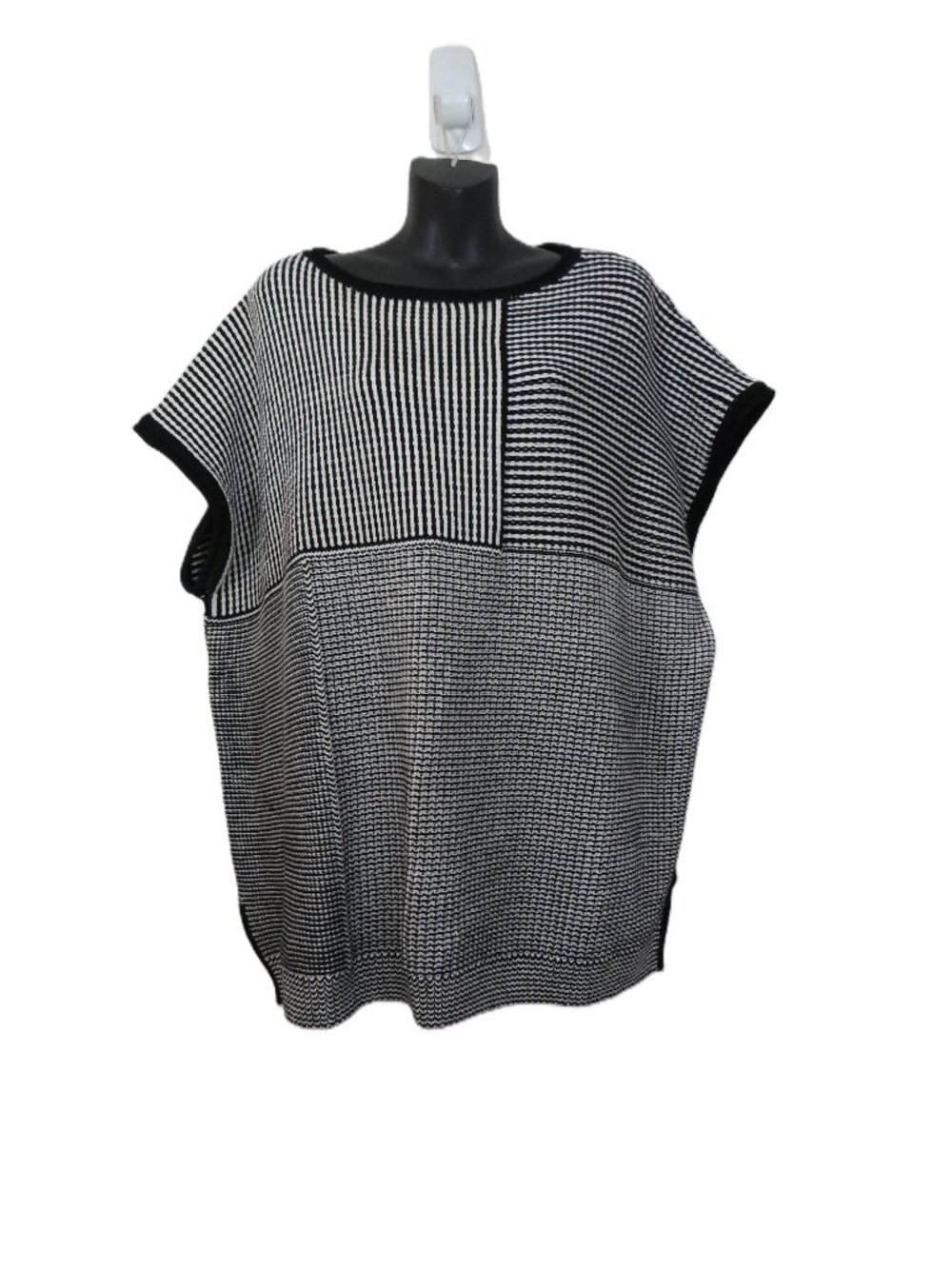 ST JOHN Size XL Black and White Chunky Knit Pullover Top Cap Sleeve Sweater